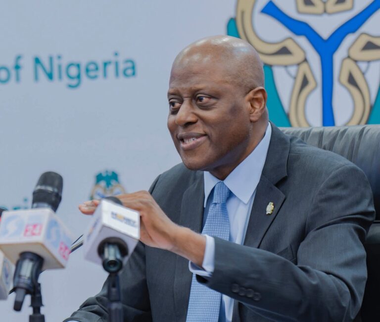 Daga 2026 ₦500,000 kawai ɗan Nijeriya zai iya cira a banki cikin sati ɗaya – CBN