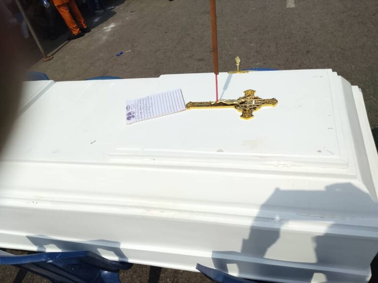 Ƴan kwangila sun girke akwatin gawa a ofishin ma’aikatar kuɗin Nijeriya