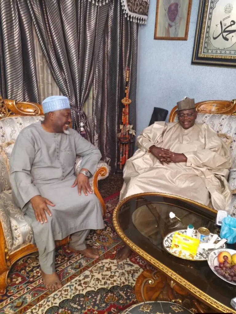 Ana zargin tsohon ministan tsaro Badaru na shirin barin APC