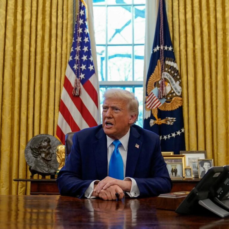 Shugaba Trump na Amurka ya bukaci kasashe da su tura jiragen yaki na ruwa don kare mashigin Hormuz