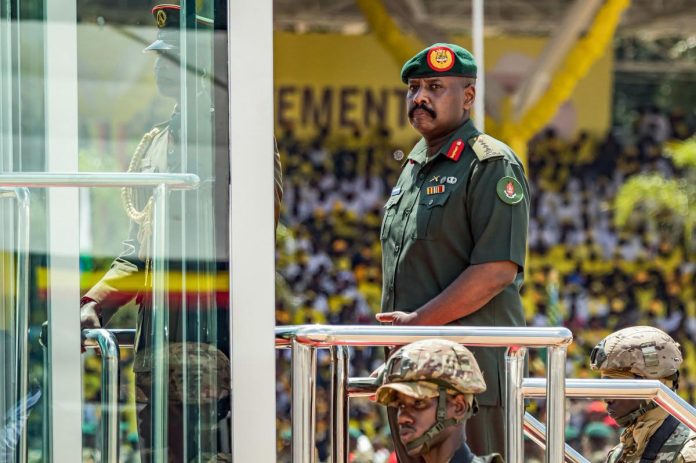 Shugaban sojin Uganda Muhoozi Kainerugaba yayin wani taro a Kampala.
